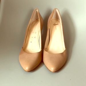 Tahari pumps— nude pointed toe size 9.5